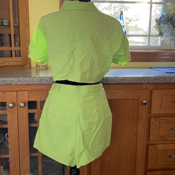 Short and crop top outfit - Picture 5 of 7